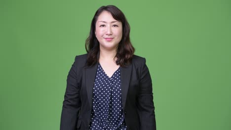 성숙하고 행복하고 아름답고 팔을 은 아시아 사업가
