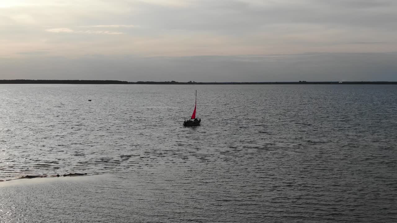 vista aérea de siluetas de velero anclado en el río durante las primeras horas de la tarde