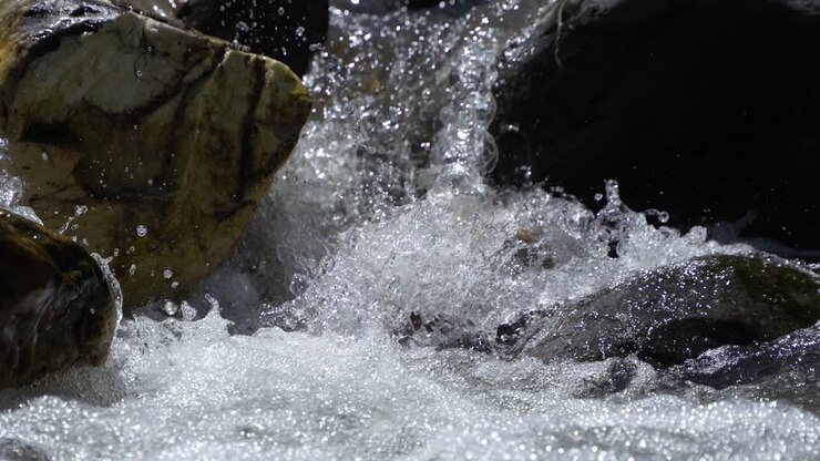 L'acqua scorre attraverso un fiume montano torrenziale