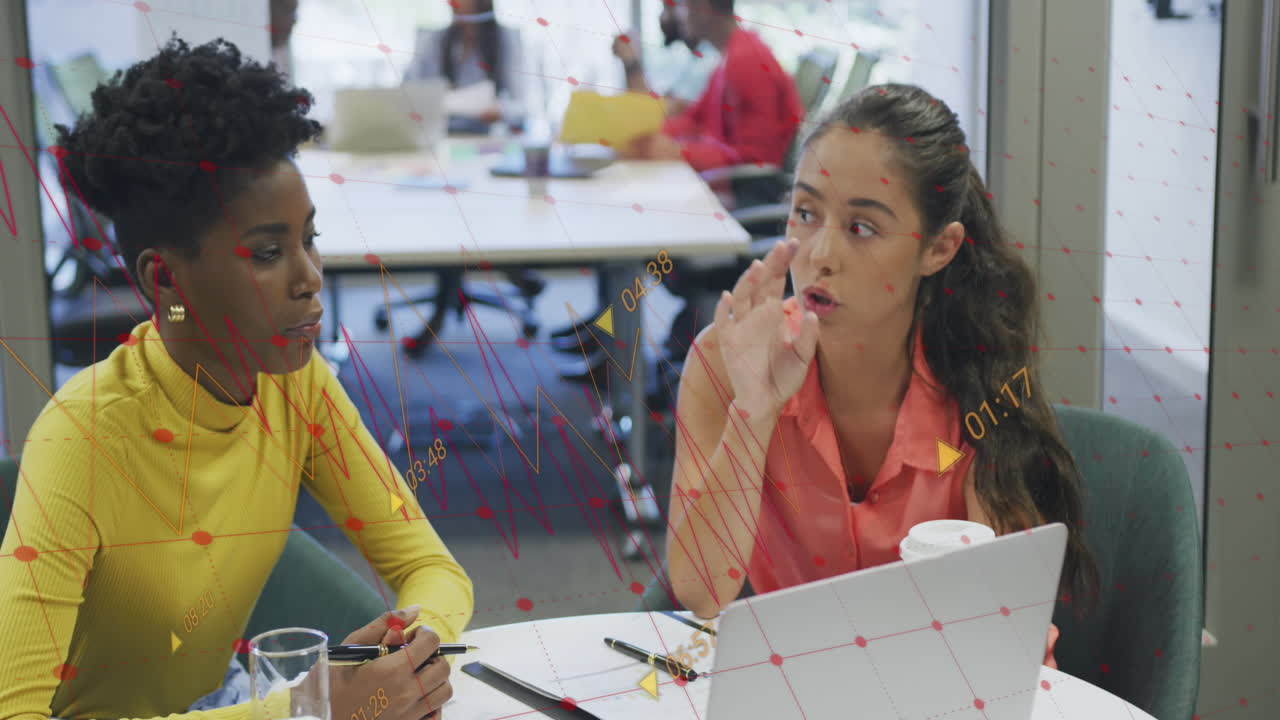 animación de múltiples gráficos con números cambiantes, diversas compañeras de trabajo discutiendo informes