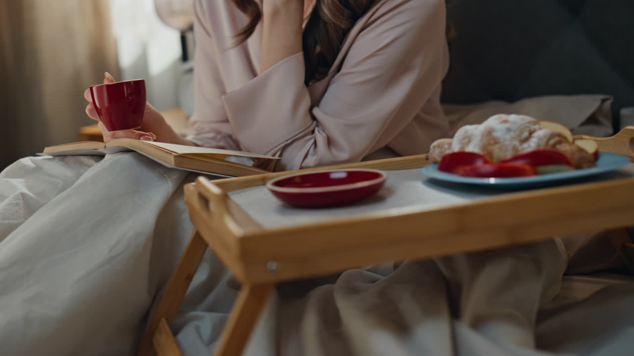 침대에서 아침을 먹는 여자