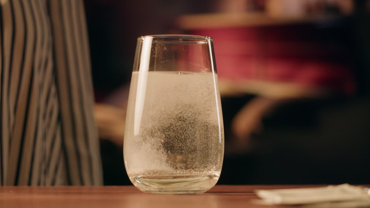 disolver un comprimido en un vaso de agua