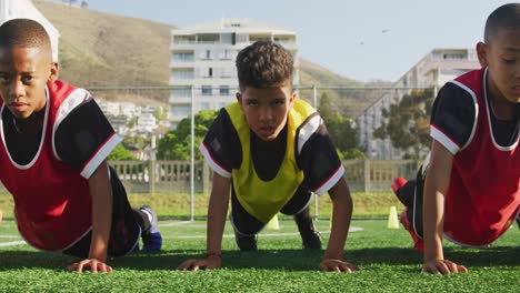 Niños-De-Fútbol-Haciendo-Ejercicio-En-Un-Día-Soleado