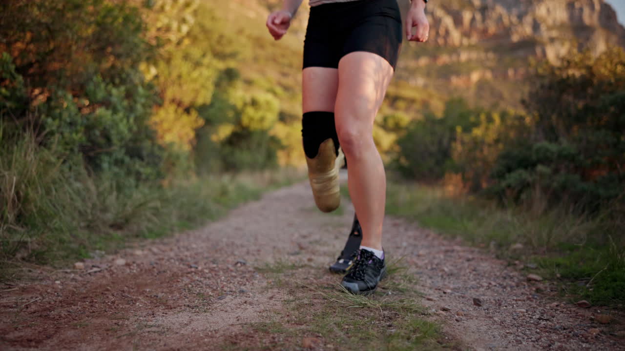 mujer con pierna protésica corriendo al aire libre