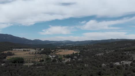 Pueblo-En-El-Bosque-De-Las-Montañas-De-Alcoi,-Valencia,-España,-Toma-Aérea