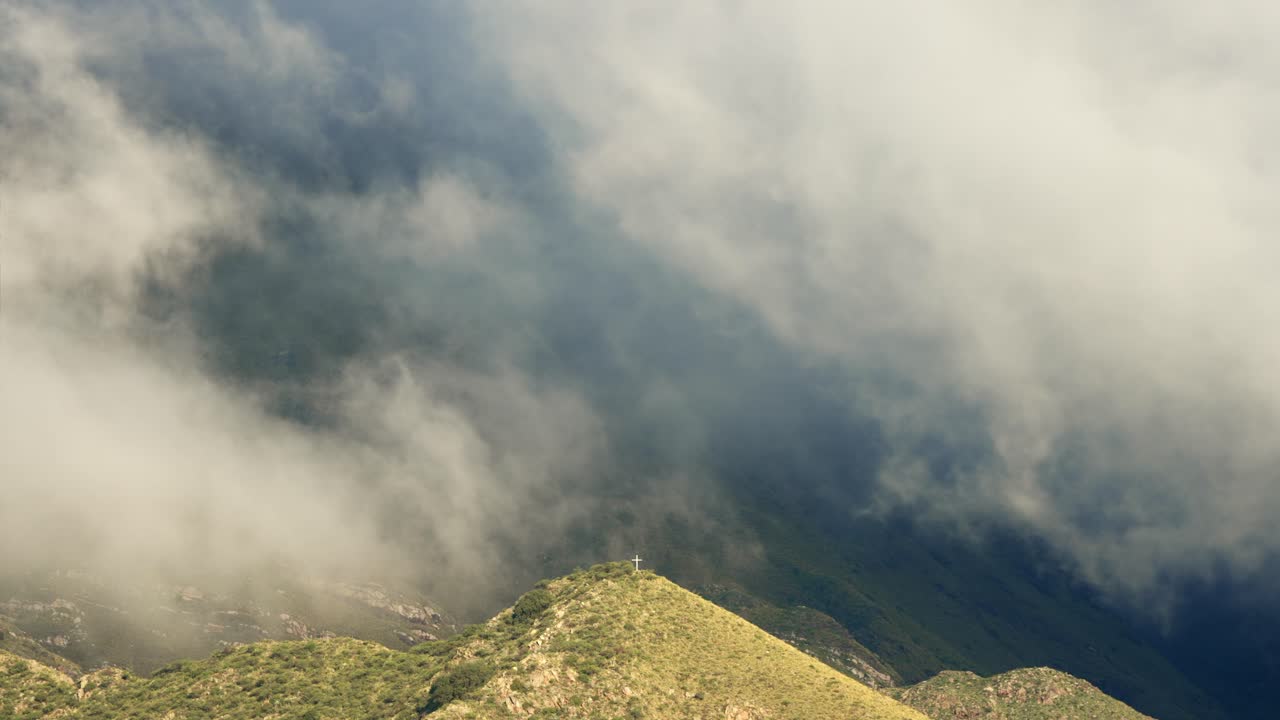 vista del cerro mogote bayo cross con nubes pasando