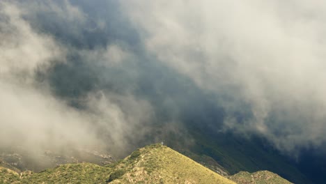 Blick-Auf-Den-Cerro-Mogote-Bayo-Cross-Mit-Vorbeiziehenden-Wolken