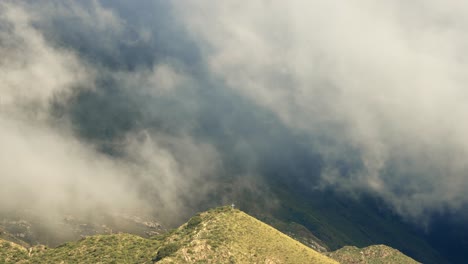 vista del cerro mogote bayo cross con nubes pasando