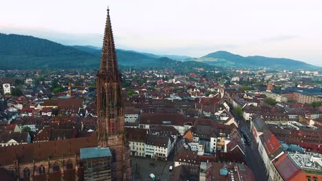 Imágenes-De-4k-Drohne-Filmadas-Cerca-De-La-Catedral-En-Fraiburg-Im-Breisgau,-Alemania-Al-Amanecer