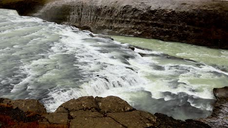 la famosa cascada de gullfoss en islandia