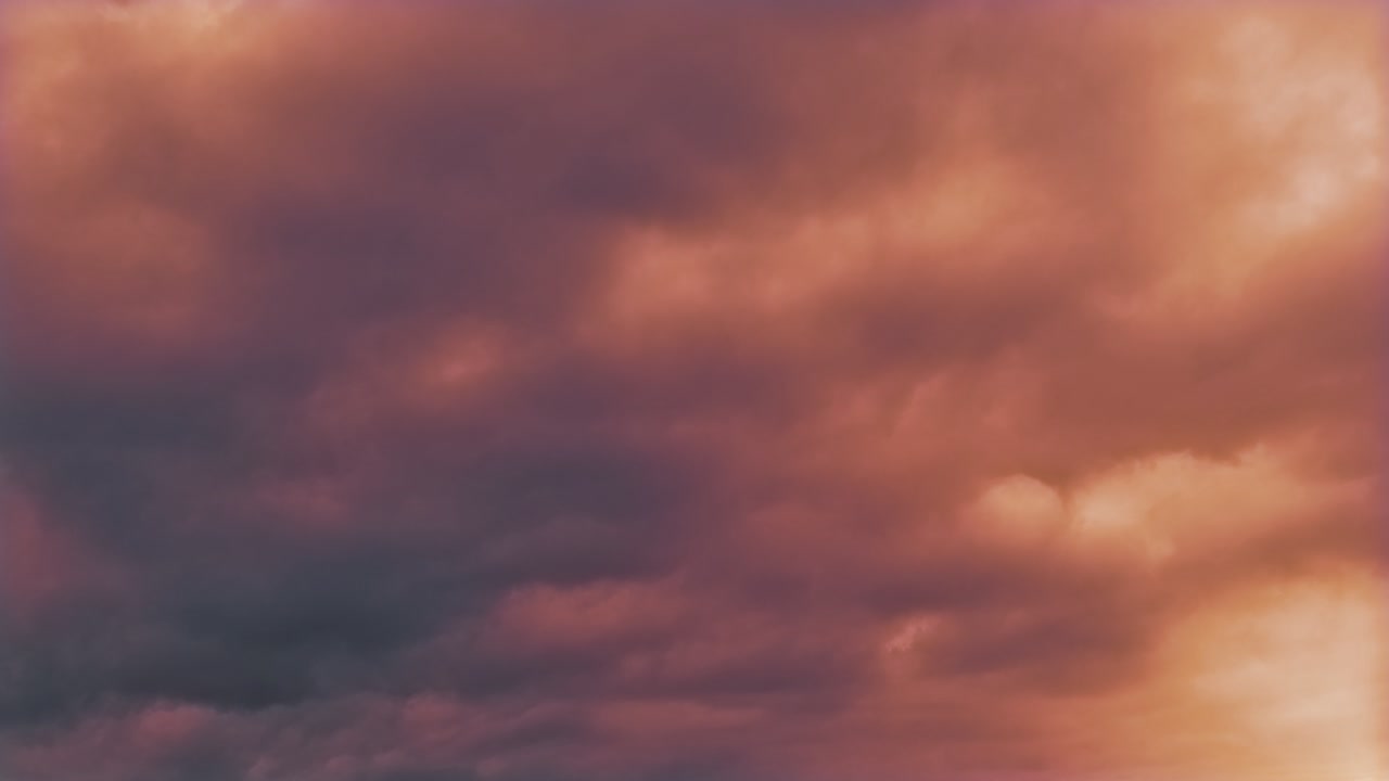 hermoso atardecer rojo puesta de sol nubes de fondo - video de bucle