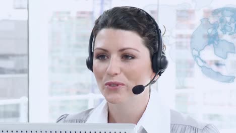 animación del globo de conexiones sobre una mujer de negocios usando auriculares de teléfono