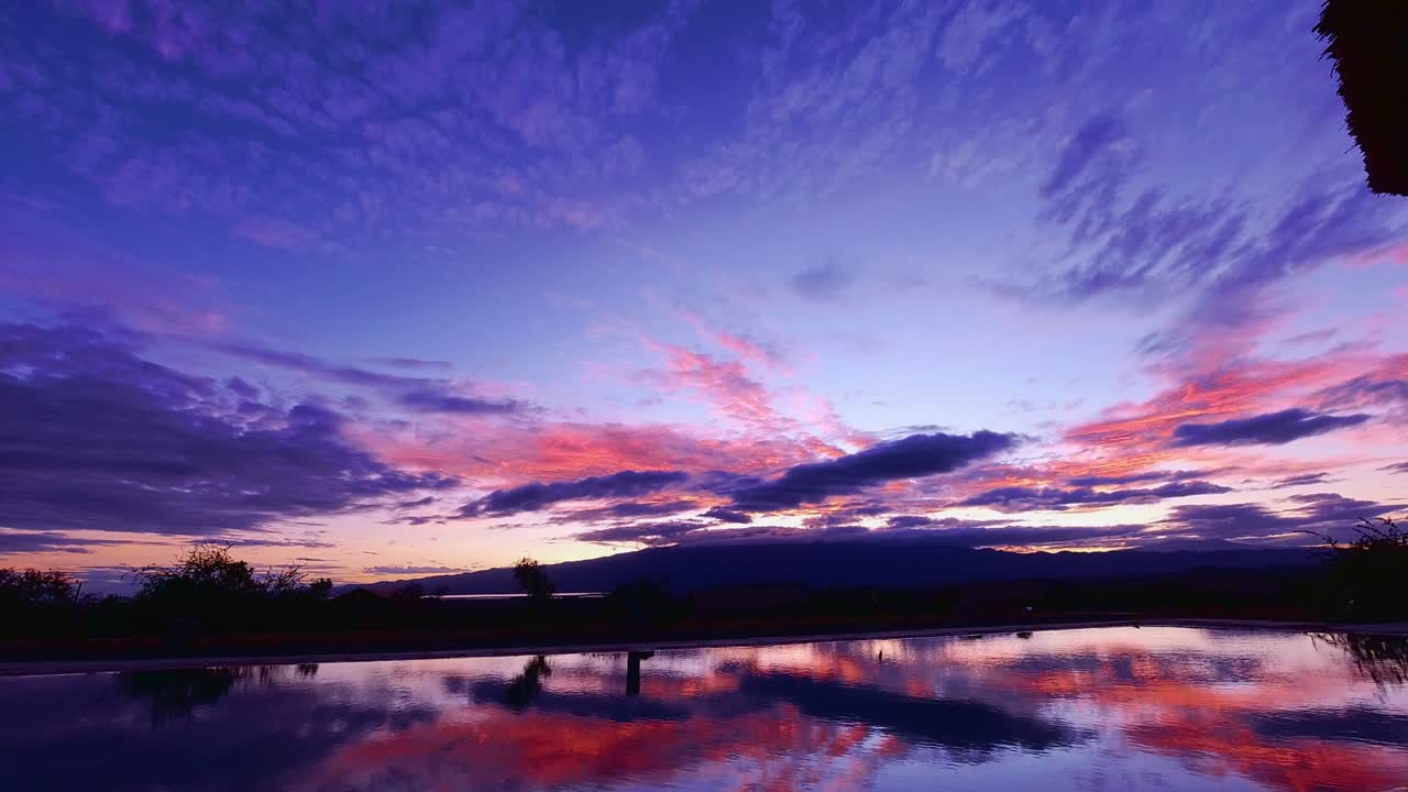 timelapse de un espectacular amanecer en el lago natron con las nubes reflejadas en una piscina