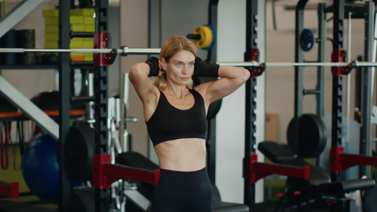 mujer trabajando en el gimnasio