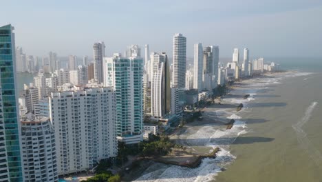 沿著卡塔赫納海岸線拍攝的空中追蹤 浪潮沿著海岸線撞擊