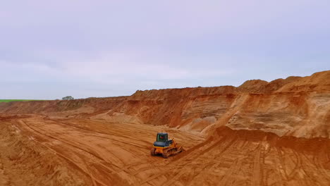 Bulldozer-Arbeitet-Im-Sandsteinbruch.-Erdbewegungsmaschine-Im-Sandsteinbruch.-Bergbauausrüstung