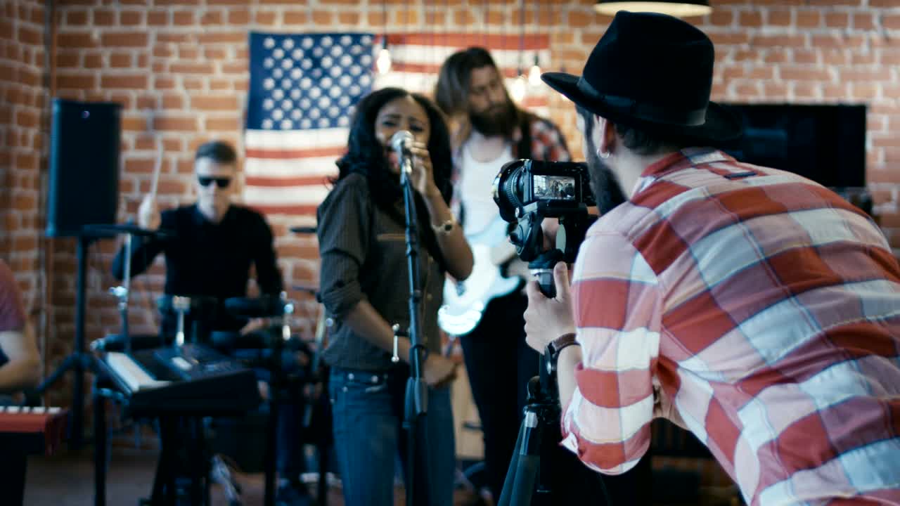 밴드 쇼의 비디오를 찍는 남자