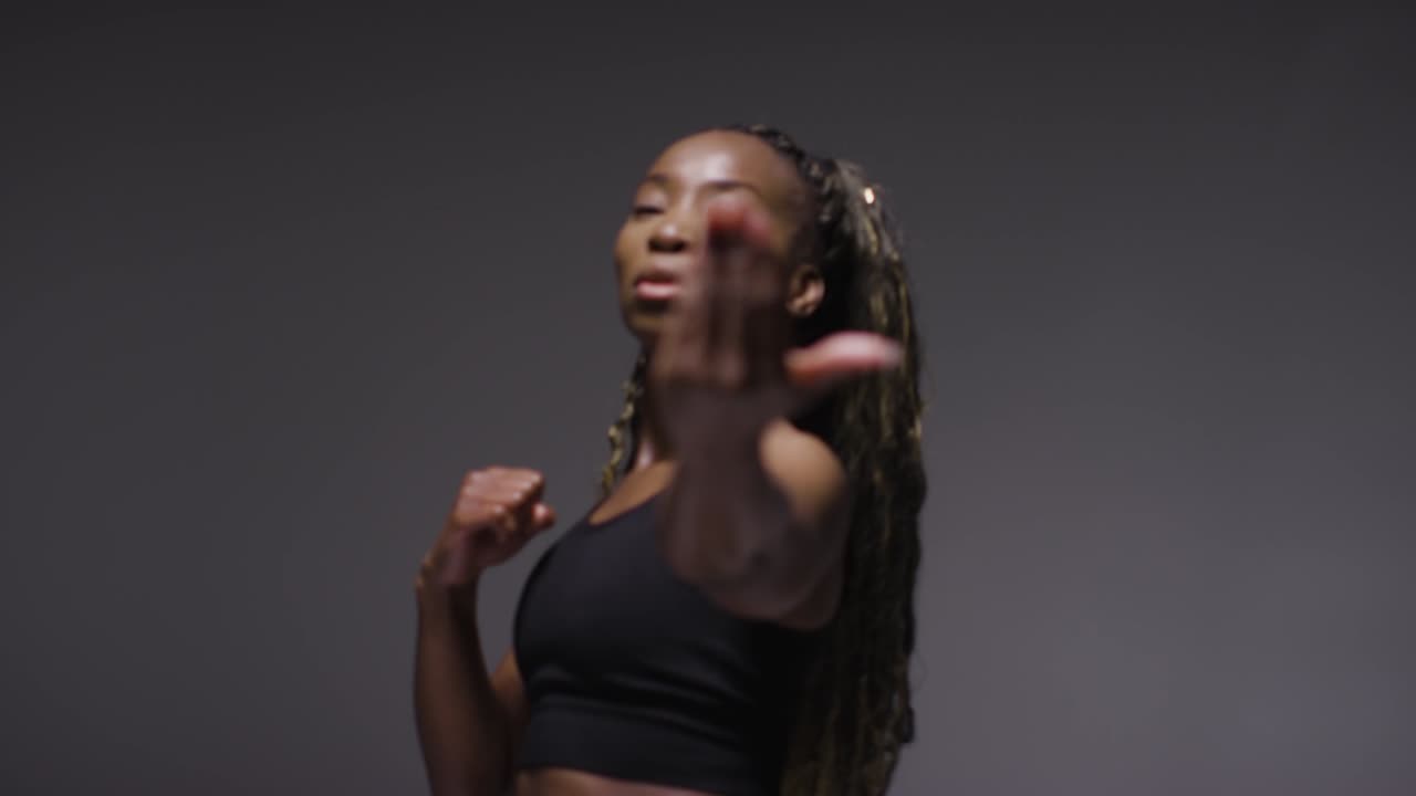 retrato de estudio de una mujer joven con ropa de gimnasia entrenando para un ejercicio de boxeo 9
