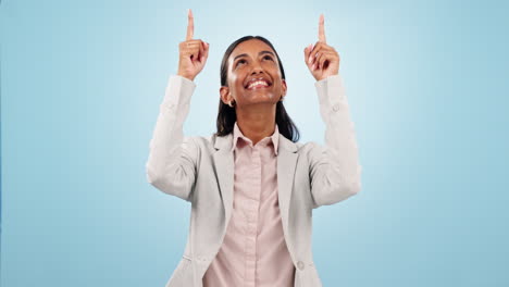 mujer de negocios feliz, señalando hacia arriba