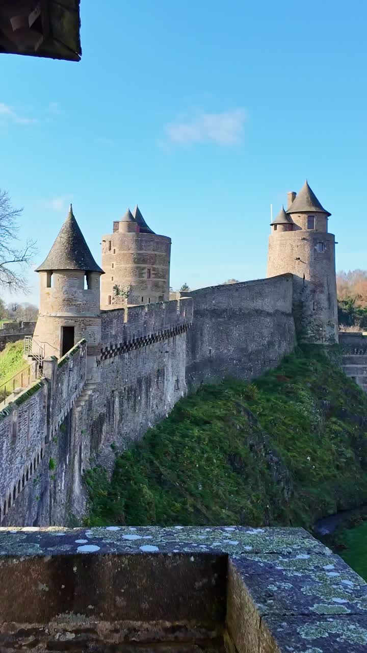 vista vertical de una parte del castillo de fougères en un hermoso entorno interior, fougères, francia.