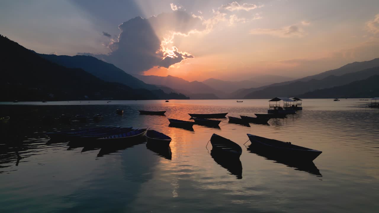 crepúsculo con barcos en el lago phewa, pokhara, nepal