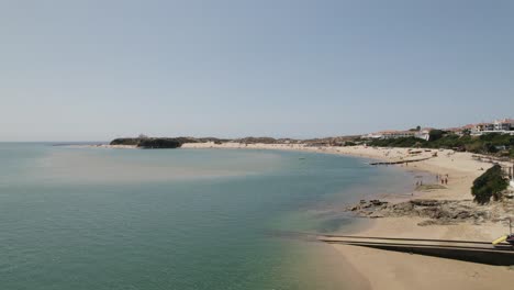 vuelo aéreo sobre barcos flotantes en el río mira con vistas a praia da franquia en vila nova de milfontes