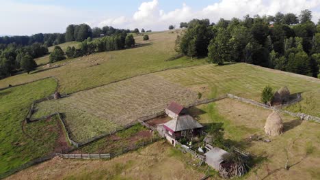 casa solitaria en el medio de un prado en las montañas de los cárpatos, imágenes aéreas