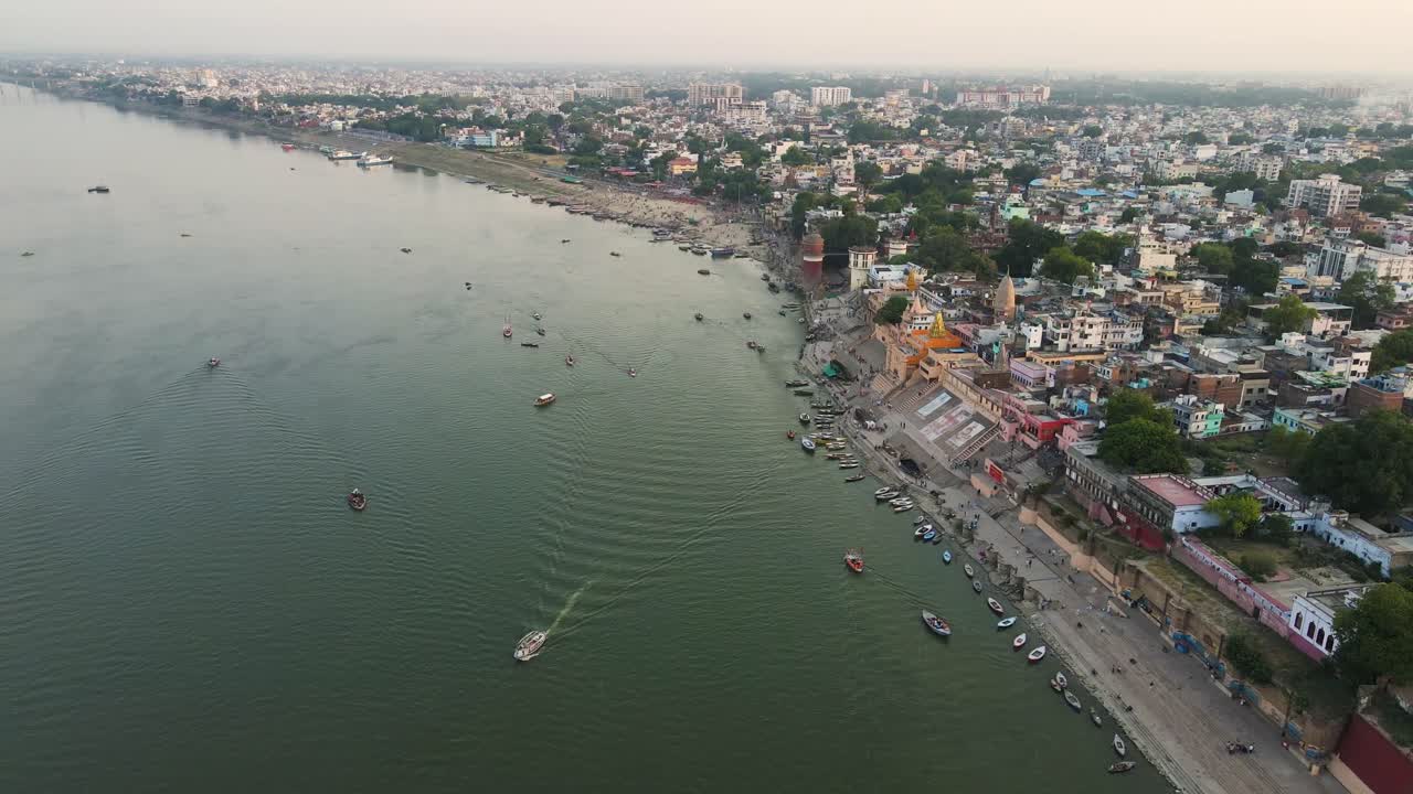 vista aérea del río ganga en banaras, con coloridos barcos y templos alineados en las orillas del río.