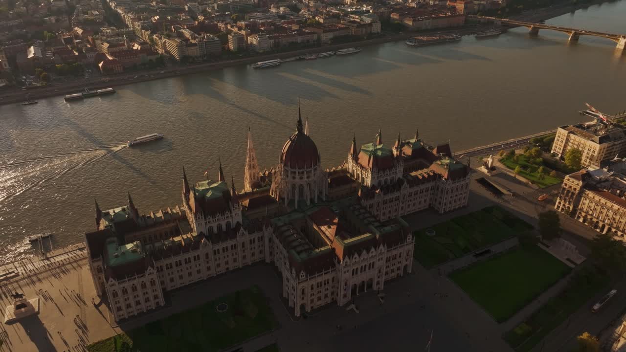 Veduta aerea del Palazzo del Parlamento Ungherese e del fiume Danubio all'ora d'oro