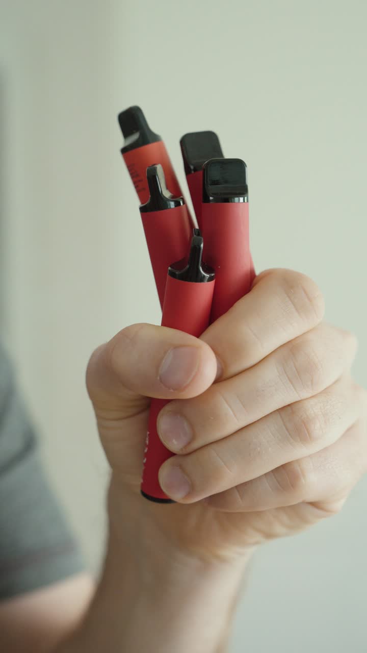 Primer plano de dispositivos de vapeo rodeados de vapor, representando el vapeo, los efectos de humo y el uso moderno de nicotina