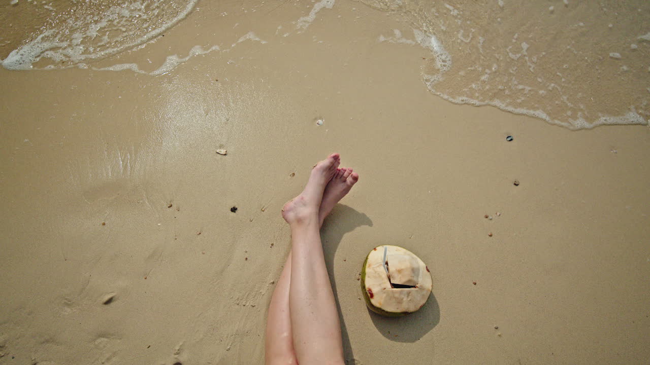 Relax in spiaggia con una noce di cocco