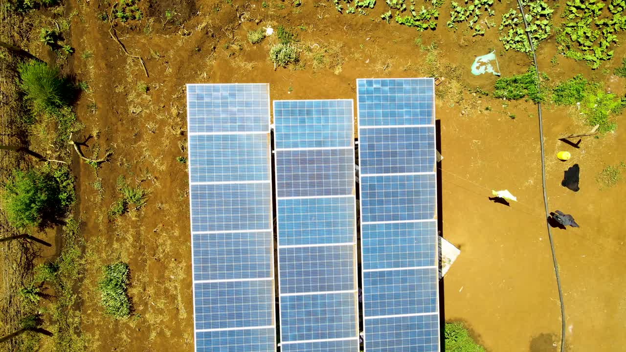 vista aérea de drones en grandes paneles solares en una granja solar al atardecer brillante