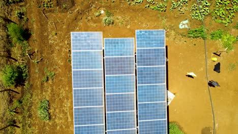 Vista-Aérea-De-Drones-En-Grandes-Paneles-Solares-En-Una-Granja-Solar-Al-Atardecer-Brillante