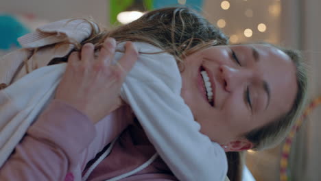 niña feliz abrazando a su madre disfrutando de la madre amorosa abrazando a su hija en casa imágenes de 4k