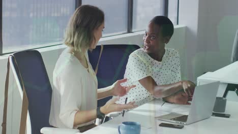 animación de datos financieros y gráficos sobre diversas compañeras de trabajo en la oficina