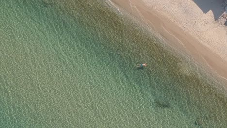 Männliche-Person,-Die-Im-Griechenland-Schwimmt,-Sehen-Während-Der-Sommersaison