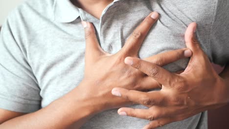 hombre experimentando dolor en el pecho - síntomas de ataque cardíaco