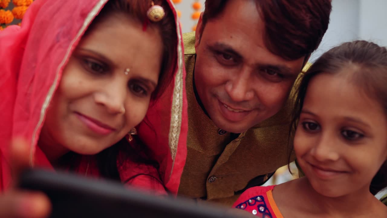 los padres jóvenes con la hija celebran decoran para el festival de diwali