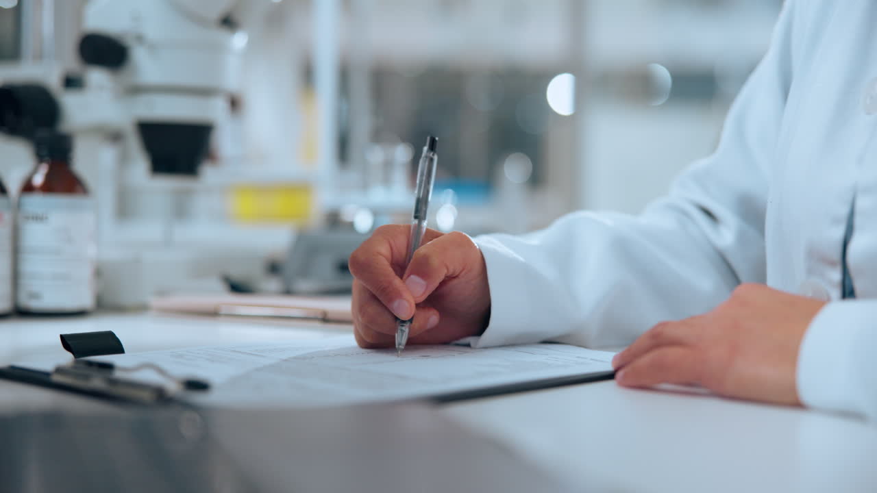 Scrittura professionale su documento in laboratorio scientifico