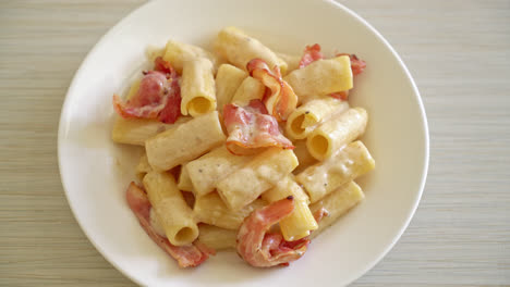 Hausgemachte-Spaghetti-Rigatoni-Nudeln-Mit-Weißer-Soße-Und-Speck---Italienische-Küche