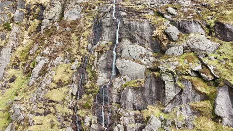 Waterford-Mahon-Valley-Comeragh-Mountains-Wasserfall-Auf-Einer-Klippe-Nach-Starkem-Regen-Heller-Frühlingsmorgen