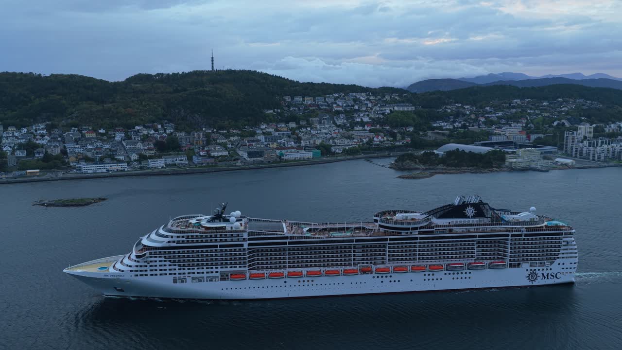 Vista aérea de navio de cruzeiro atracado no porto na cidade norueguesa de Alesund.
