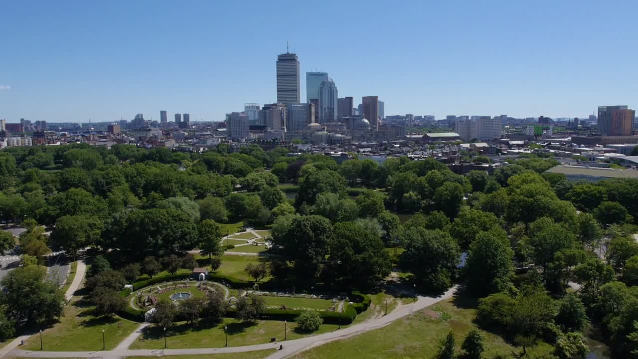 vista aérea del horizonte de boston en verano con cielos azules y parque verde en primer plano