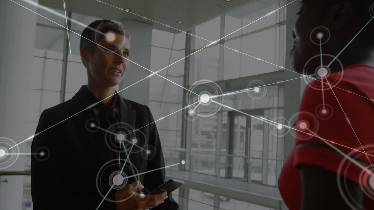 animación de conexiones y procesamiento de datos sobre diversas personas de negocios en la oficina