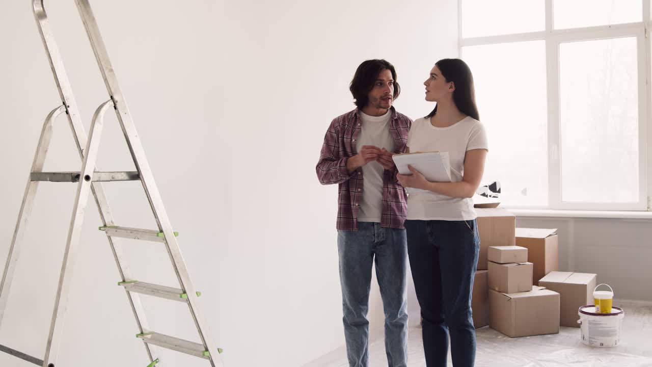 Pareja planificando una renovación del hogar