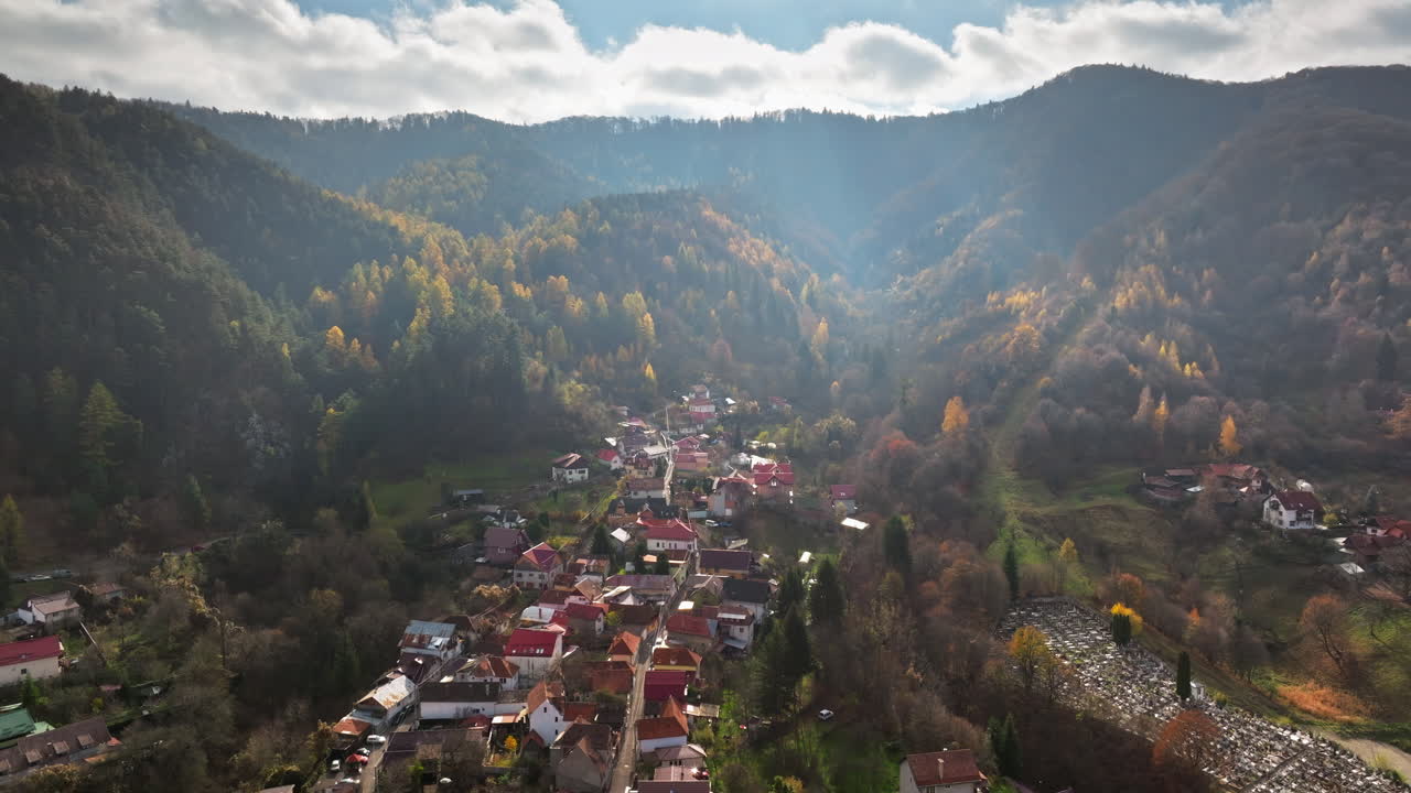 Vista aerea del centro della città di Brașov, nella Transilvania sud-orientale, Romania, circondata dalle montagne