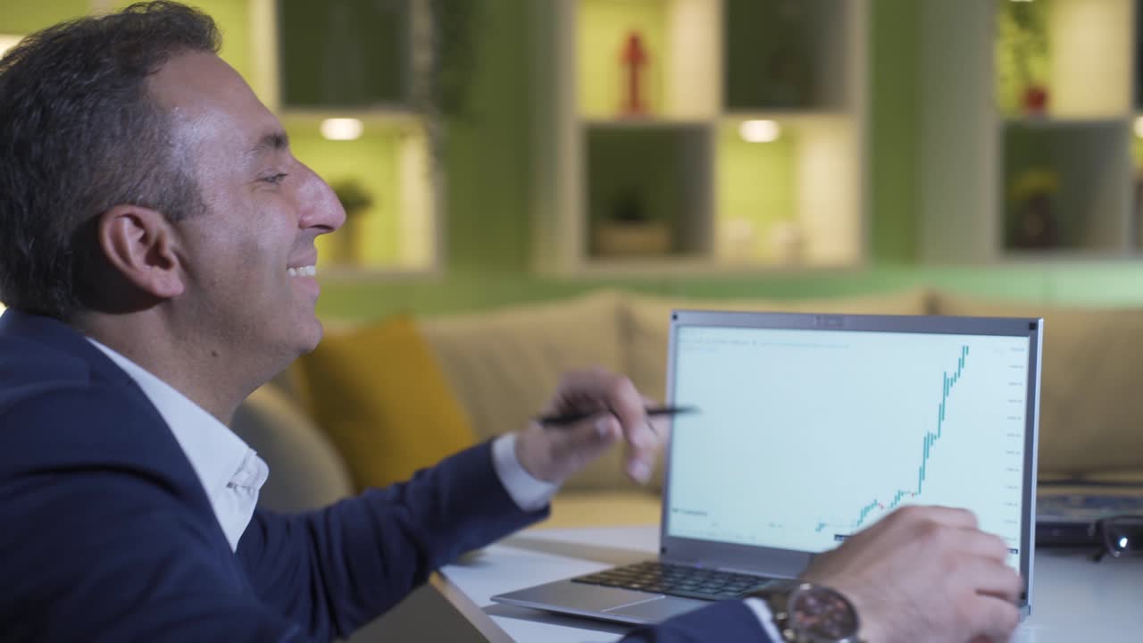 el corredor de bolsa experto gana y las acciones aumentan de valor.