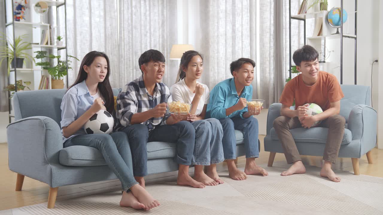 친구 들 이 집 에서 축구 경기 를 보고 있다