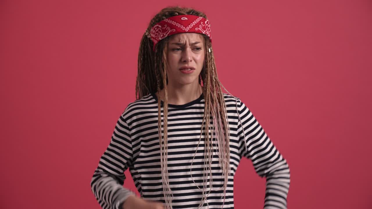 una mujer hippie triste jugando a un juego digital.