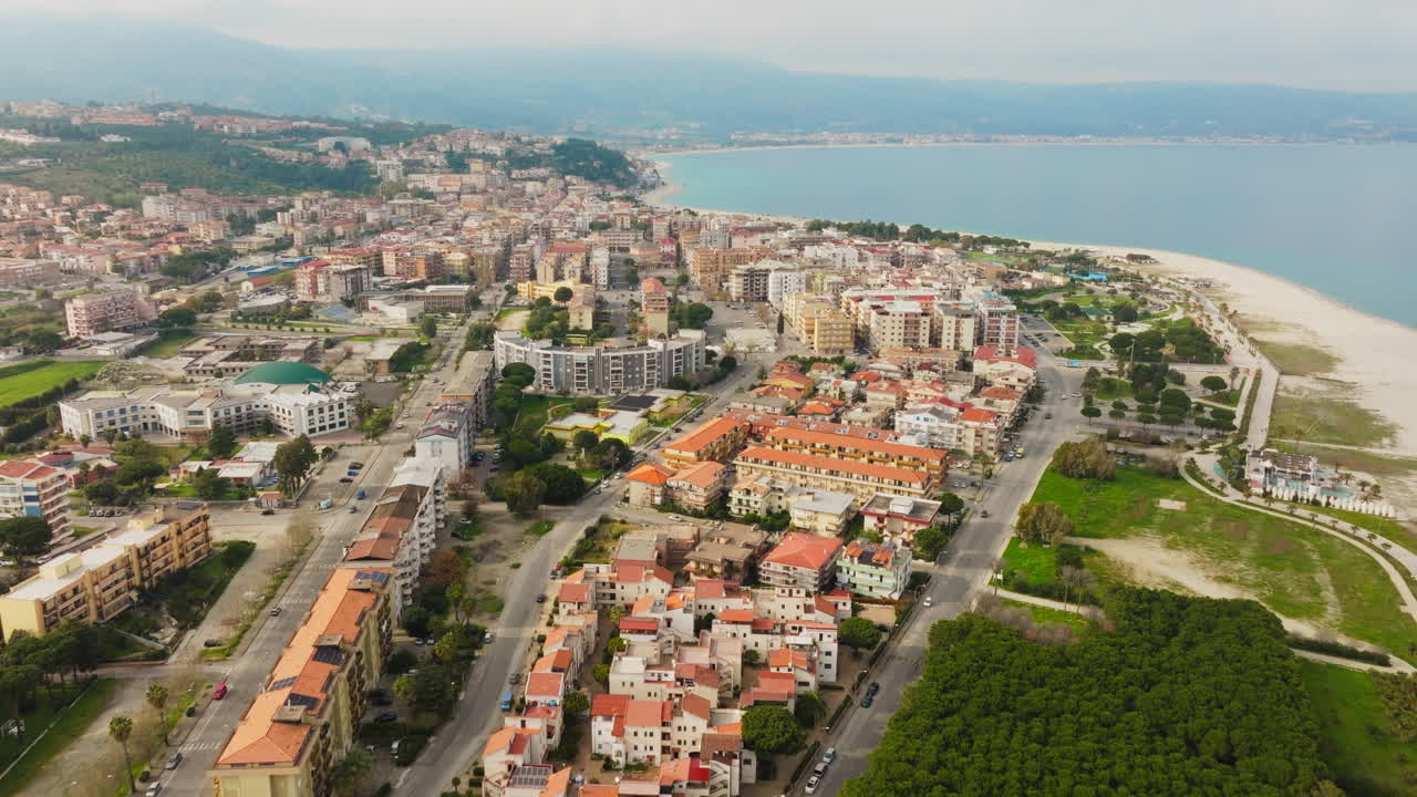 La città di Soverato in Calabria vicino al Mar Mediterraneo